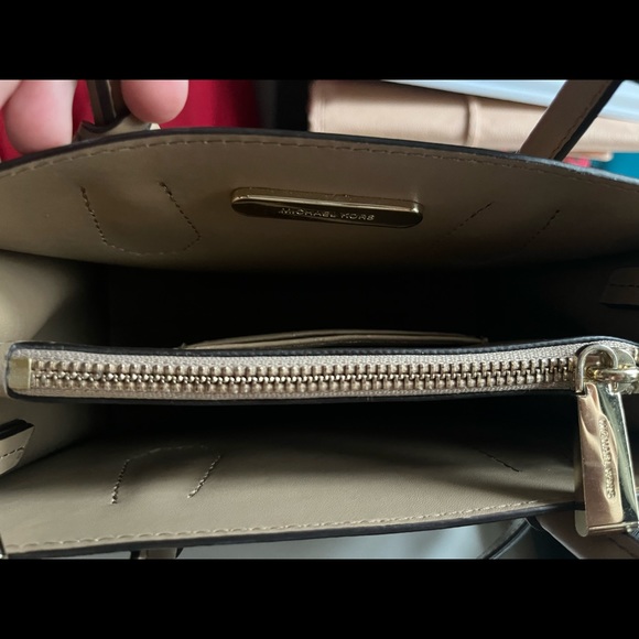 Tan Michael Kors hand bag with a black Michael Kors wallet - Picture 4 of 5